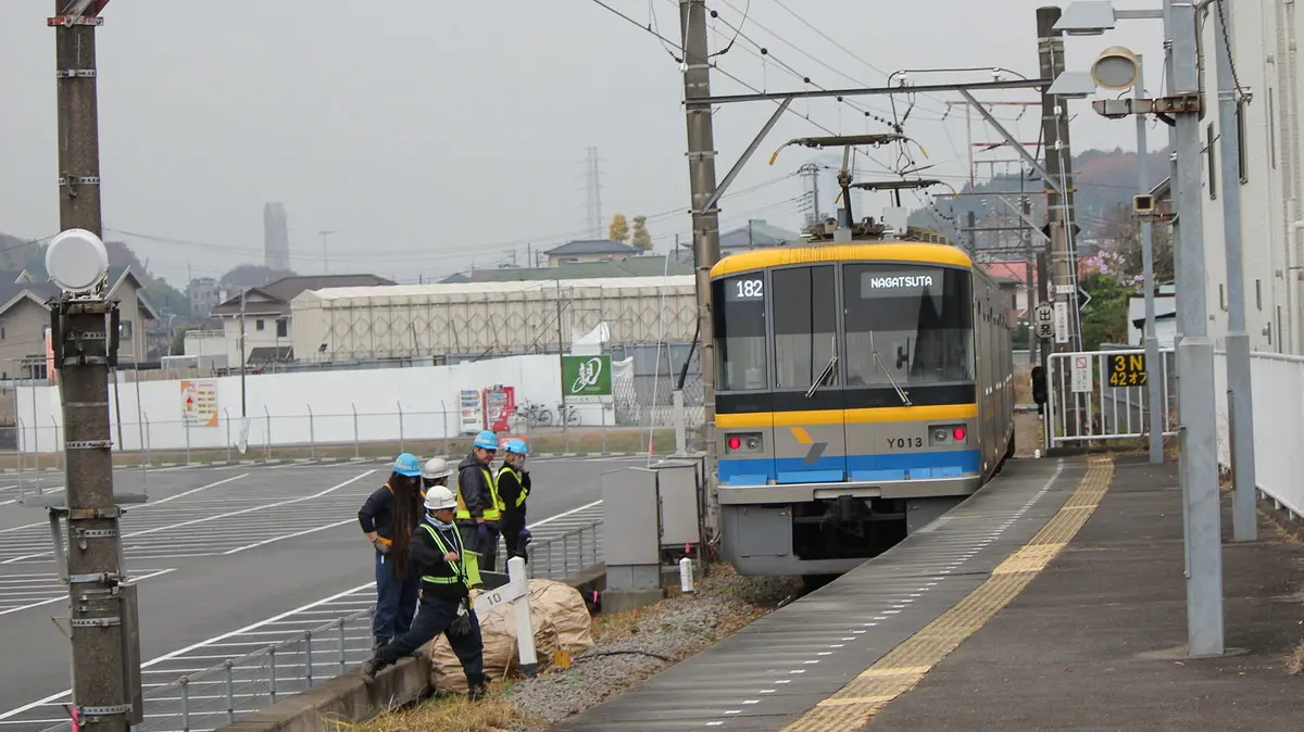 こどもの国駅を出発した東急こどもの国線Y000系電車