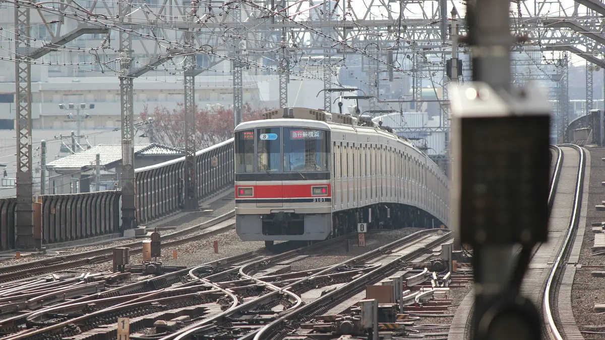 Tokyu Shin-Yokohama Line 3000 series train departing from Musashi-Kosugi Station