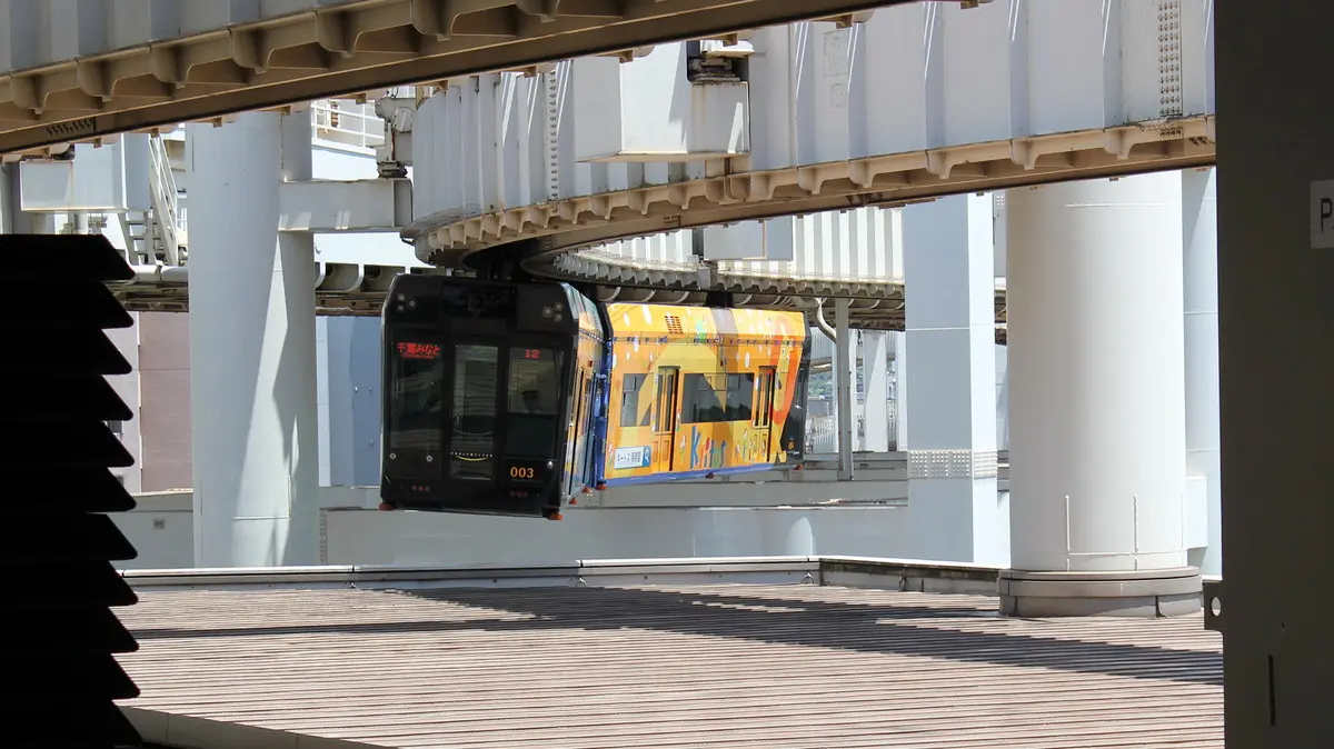 千葉駅に入線する千葉都市モノレール1号線