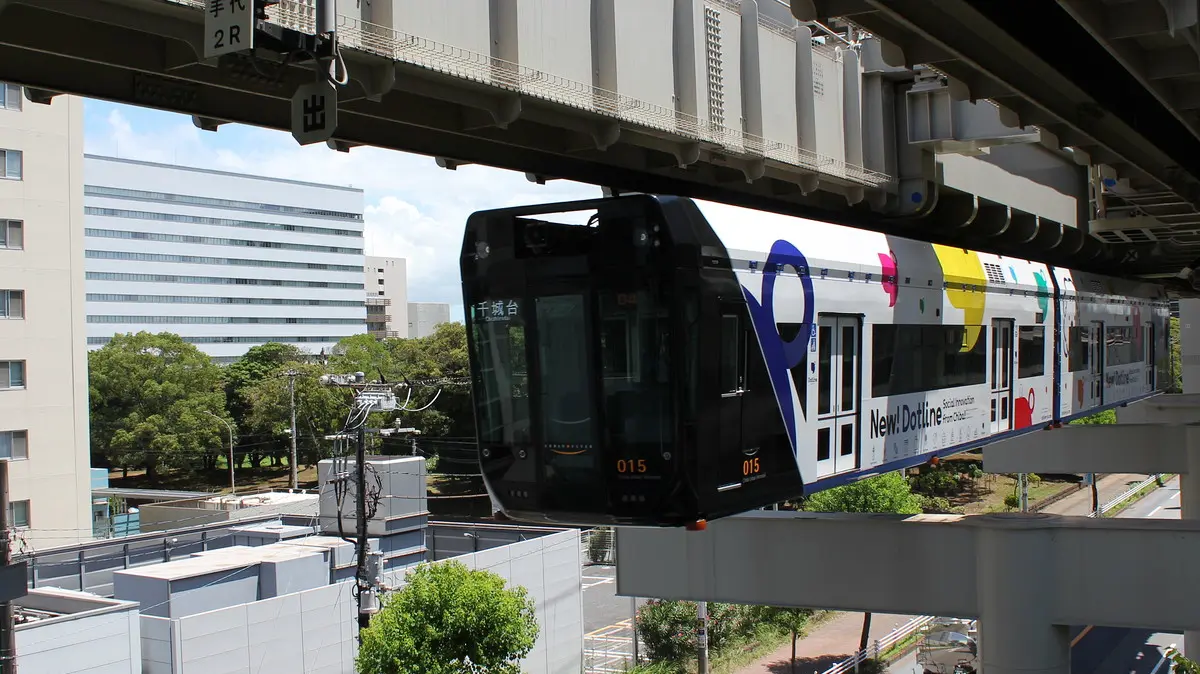 千葉みなと駅を出発した千葉都市モノレール2号線