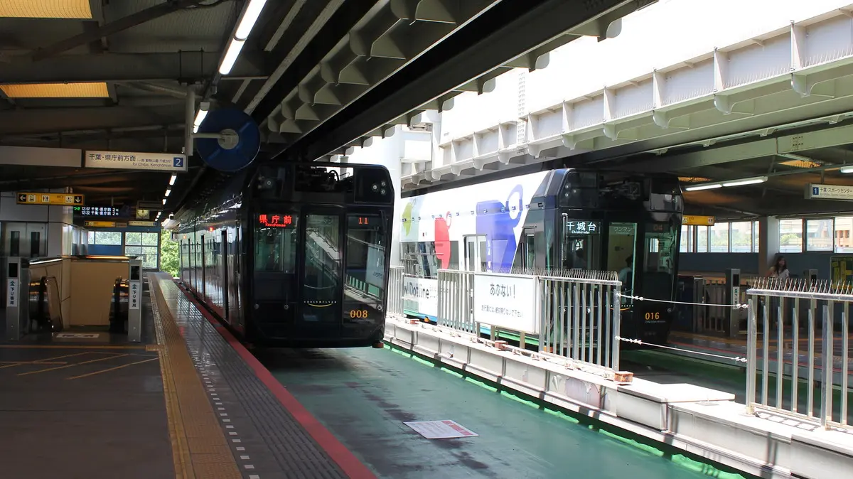 千葉みなと駅に停車中の千葉都市モノレール2号線