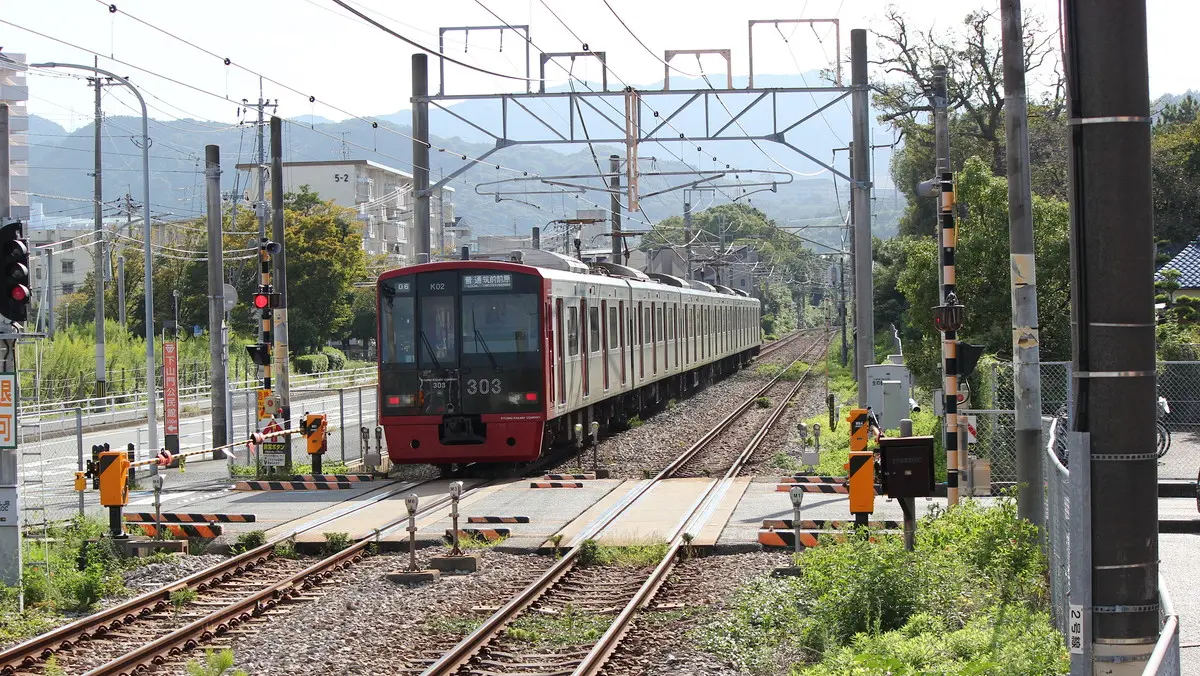 下山門駅を出発した筑肥線303系電車