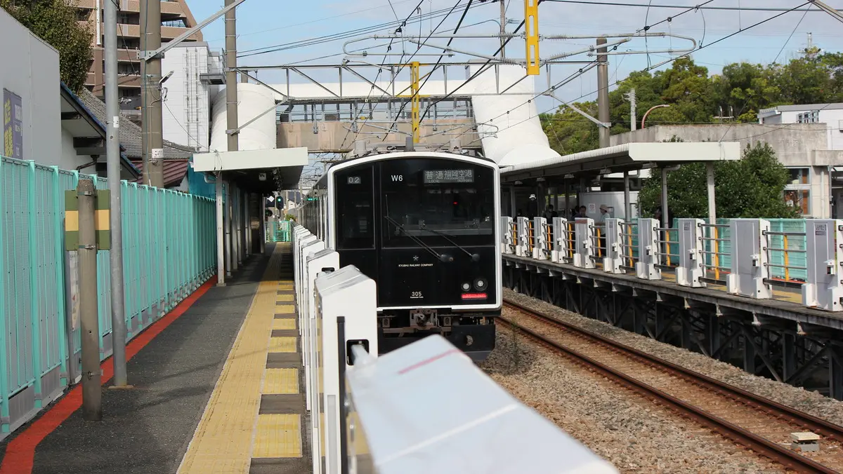 下山門駅を出発した筑肥線305系電車