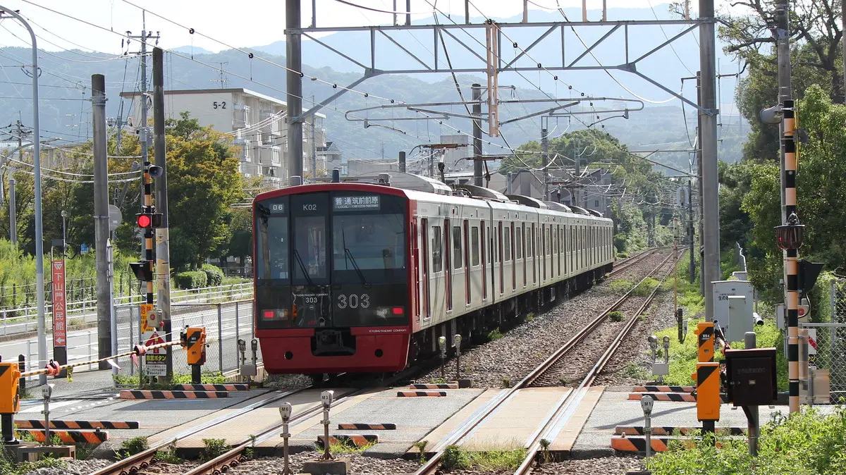 下山門駅を出発した筑肥線303系電車