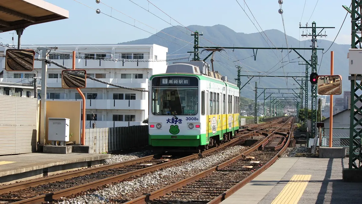 筑豊直方駅を出発した筑豊電気鉄道線3000形電車