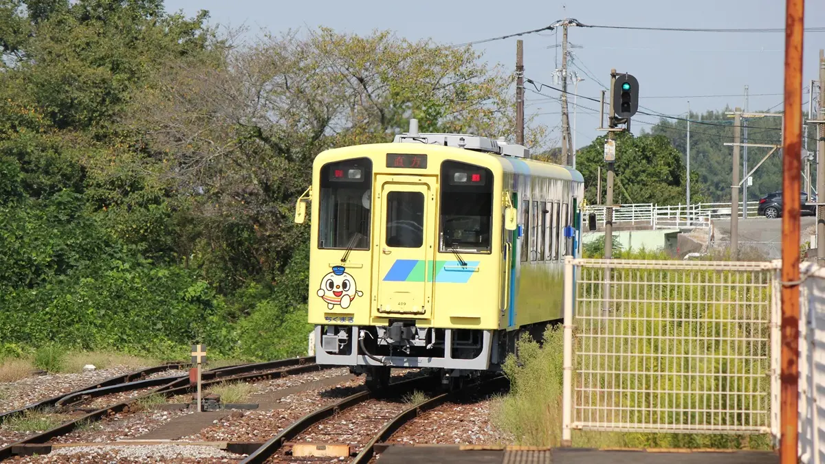 A 400 series diesel railcar running directly to the Ita Line departs from Tagawa Gotoji Station