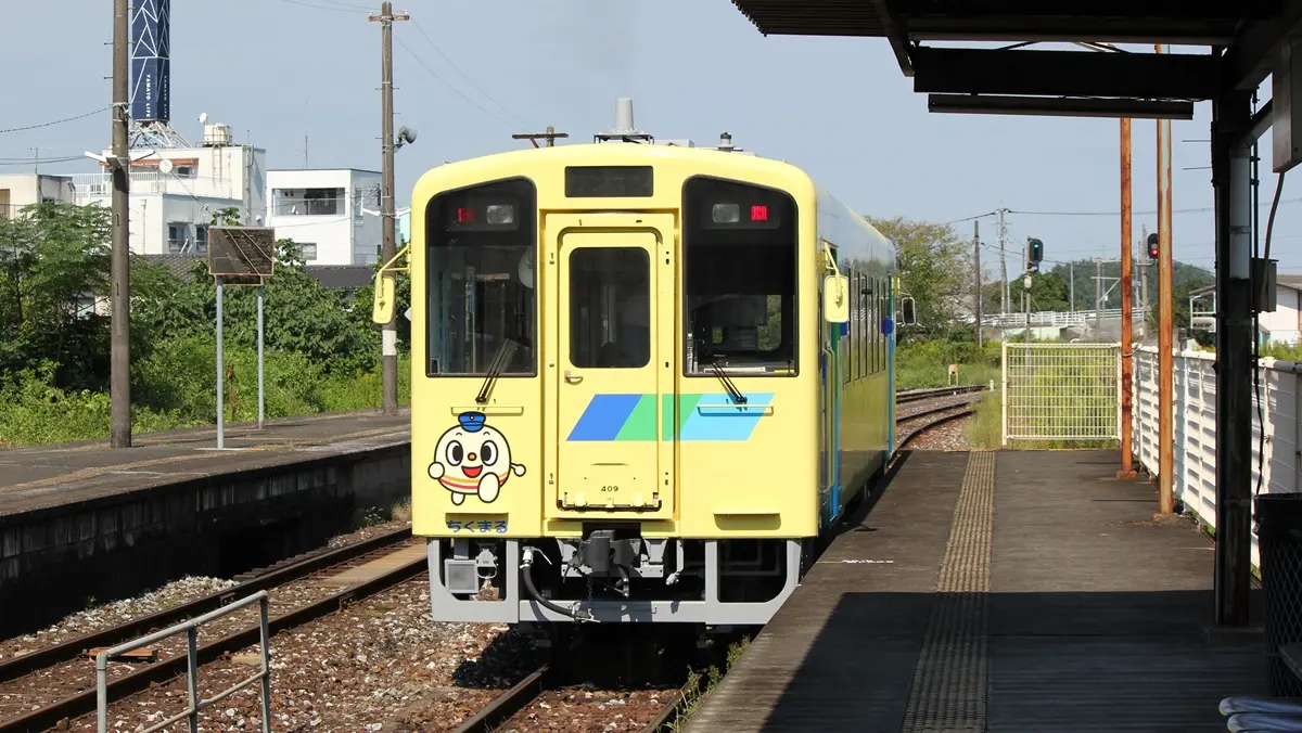 Heisei Chikuho Railway Ita Line 400 series diesel railcar departing Tagawa Gotoji Station