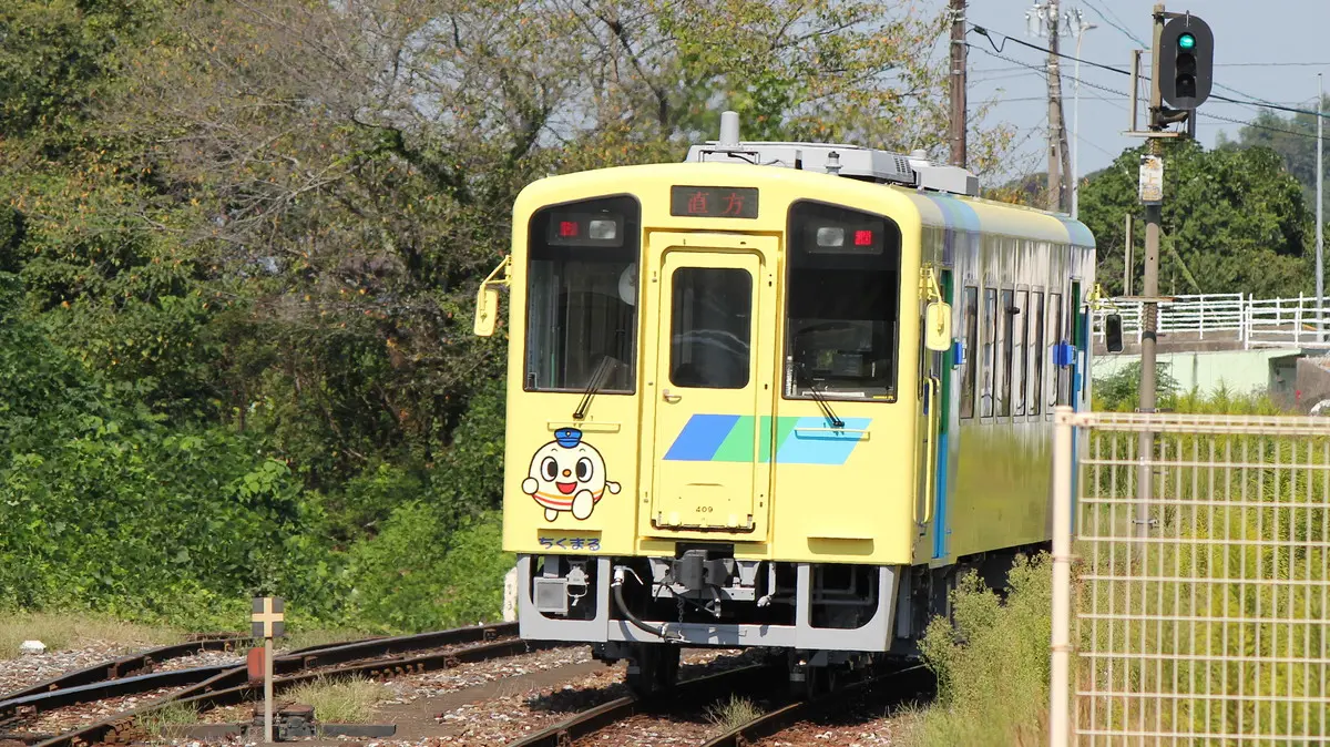 糸田線から伊田線に直通する400形気動車が田川後藤寺駅を出発