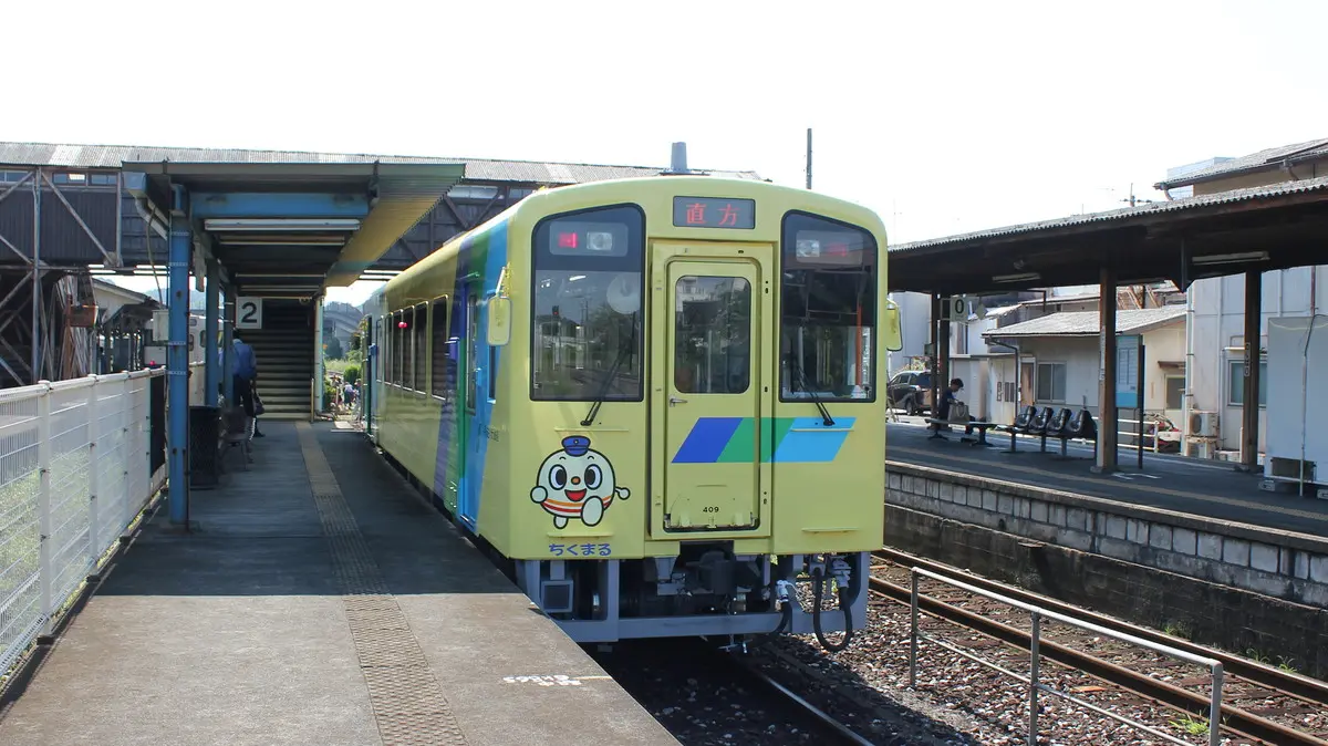 田川後藤寺駅に停車中の平成筑豊鉄道糸田線400形気動車
