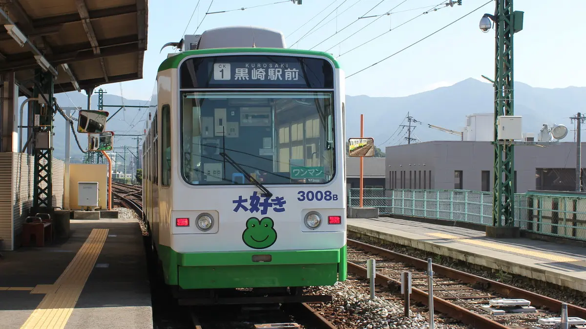 筑豊直方駅で出発を待つ筑豊電気鉄道線3000形電車