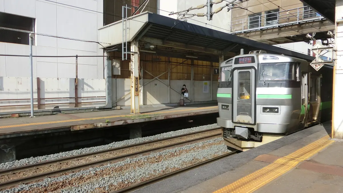 新札幌駅に停車中のJR千歳線エアポート快速733系
