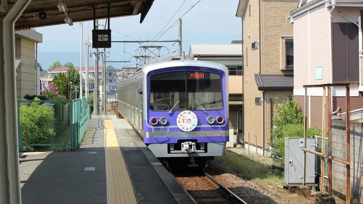 Izu Hakone Railway Daiyuzan Line 5000 series train departing Isaida Station