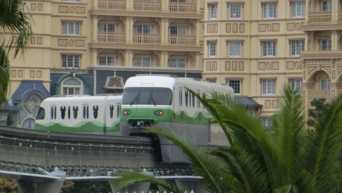 ディズニーランドホテル付近を走行中のTypeC・100形