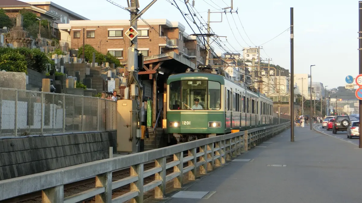Enoshima Electric Railway 1000 series train departing from Kamakurakokomae Station