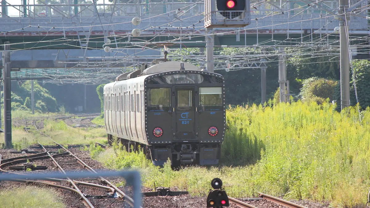 直方駅を出発した福北ゆたか線821系電車