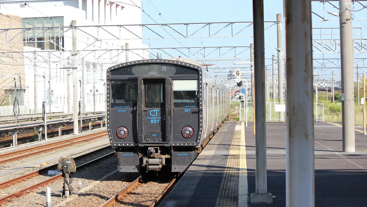 直方駅から鹿児島本線へと向かう福北ゆたか線821系電車