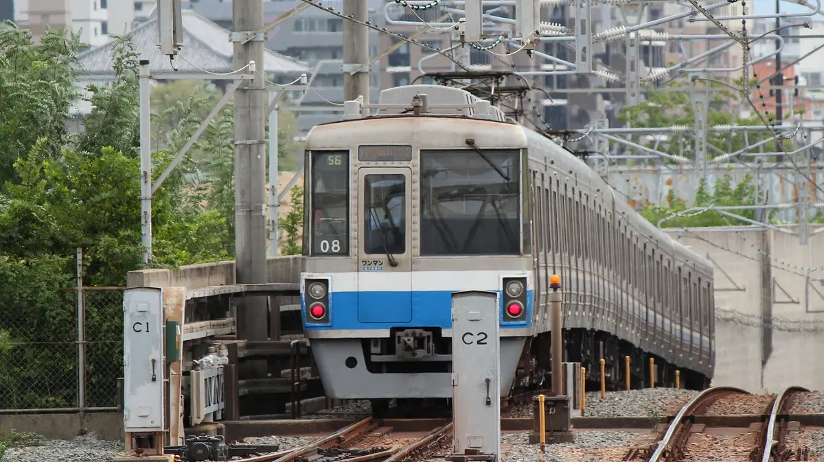 貝塚駅を出発した地下鉄箱崎線1000N系電車