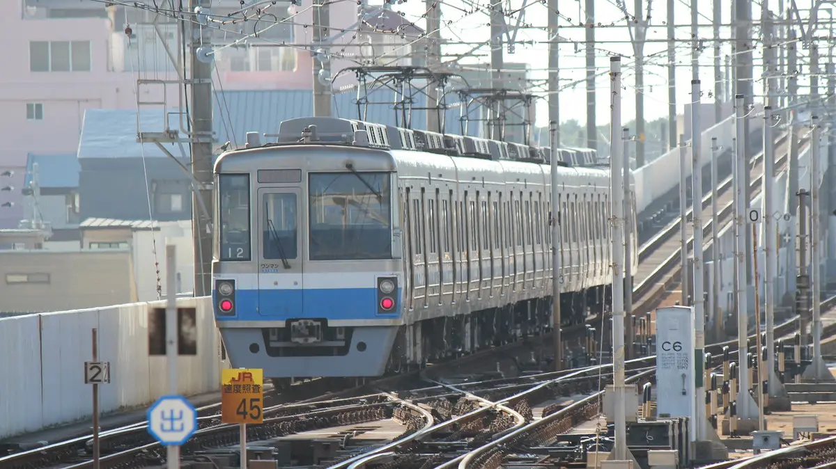 姪浜駅を出発した地下鉄空港線1000N系電車