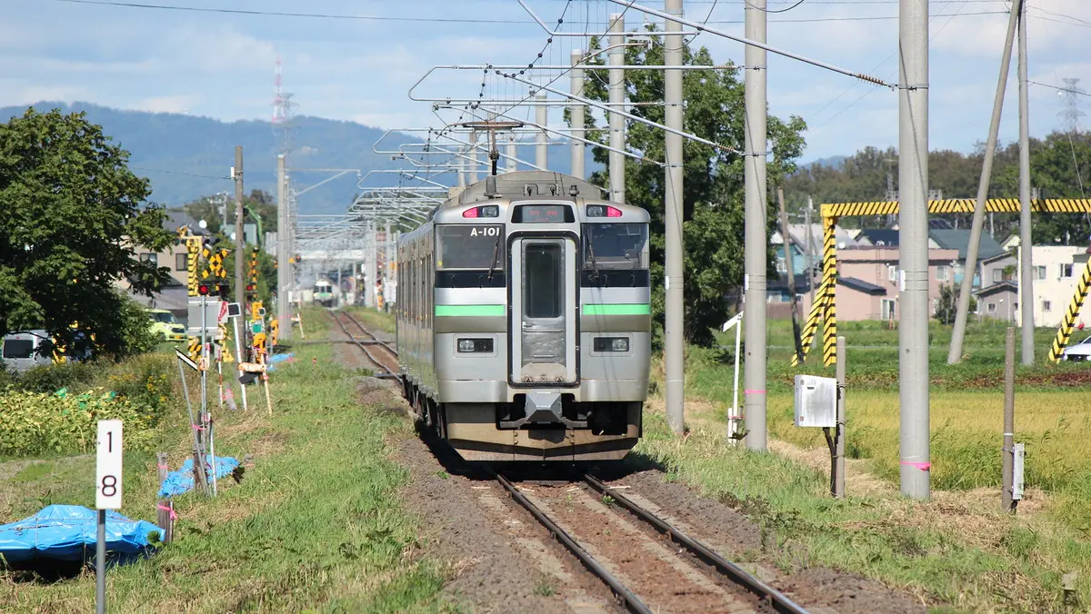 ロイズタウン駅を出発したJR学園都市線733系電車
