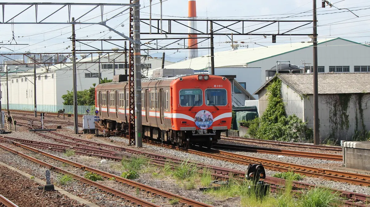 吉原駅を出発した岳南鉄道線8000形電車