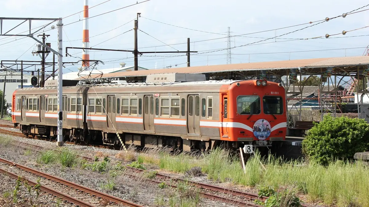 吉原駅に停車中の岳南鉄道線8000形電車
