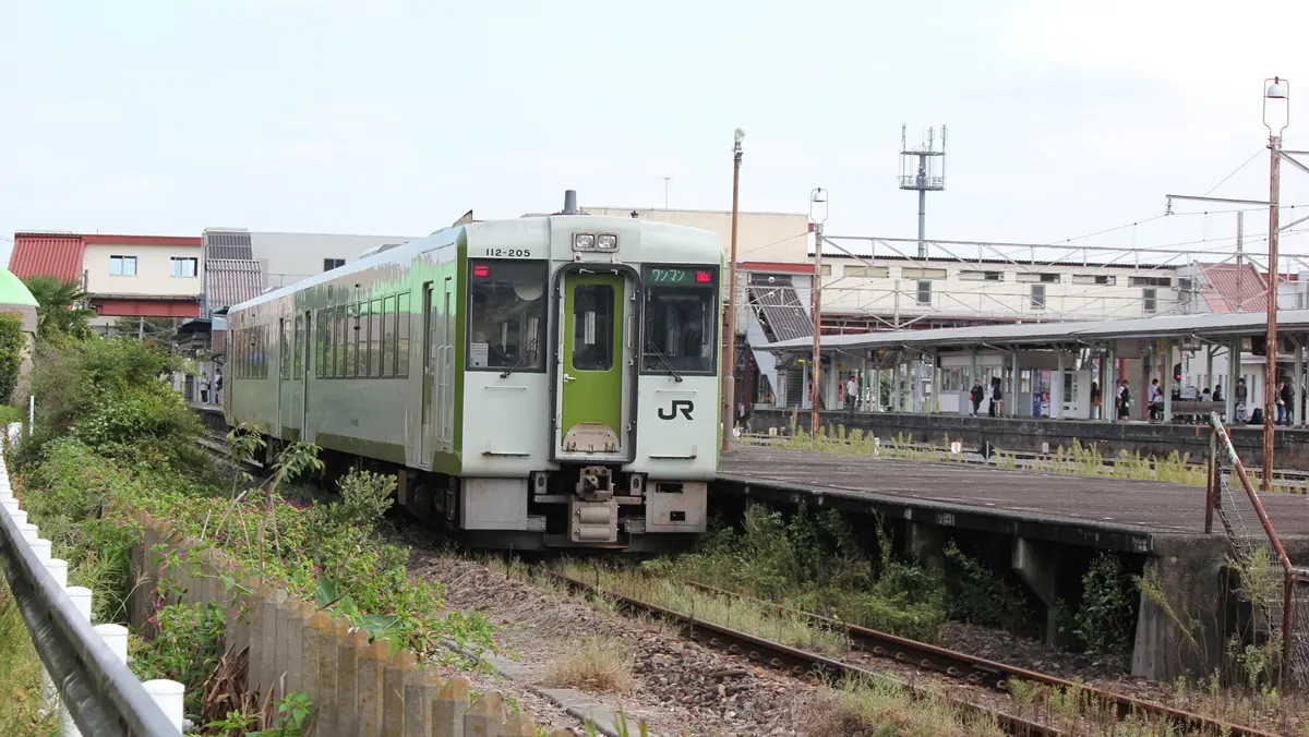 寄居駅に到着する八高線キハ110系200番台気動車