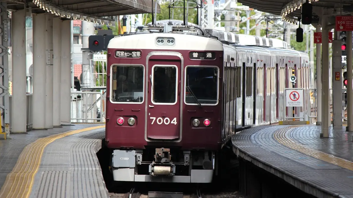 西宮北口駅を出発した宝塚行きの阪急今津線7000系電車
