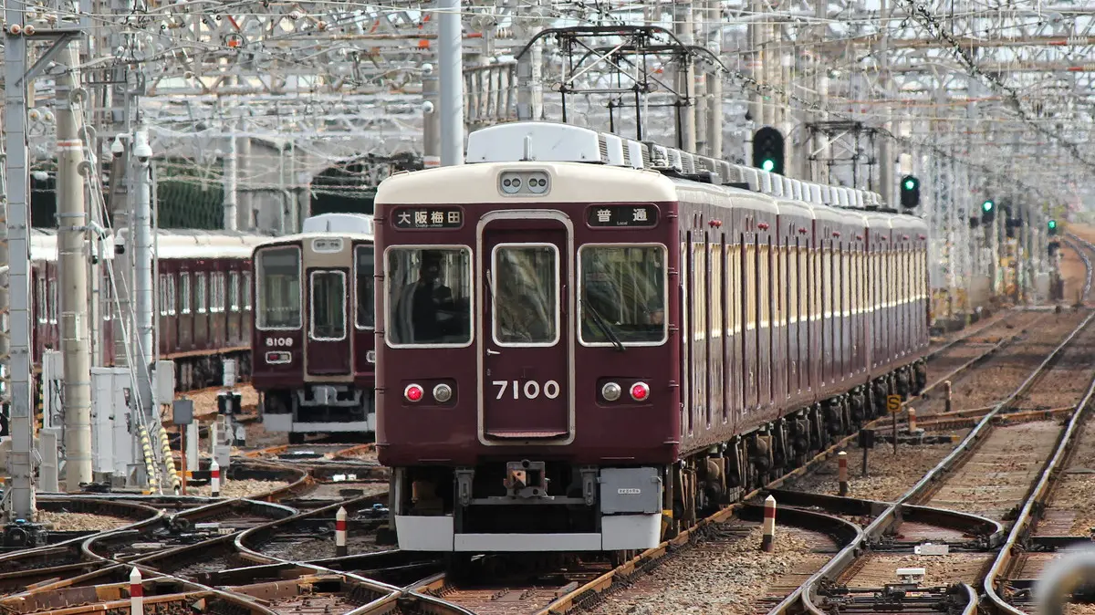 西宮北口駅を出発した阪急神戸本線7000系電車