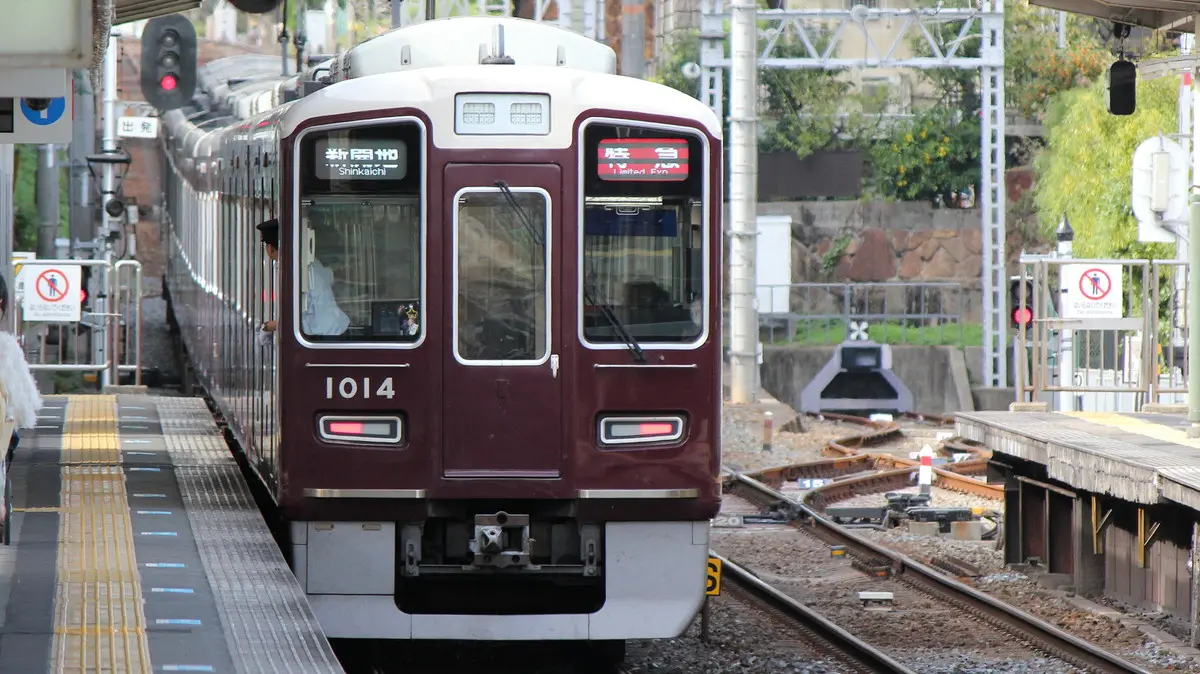 夙川駅を出発した阪急神戸本線1000系電車