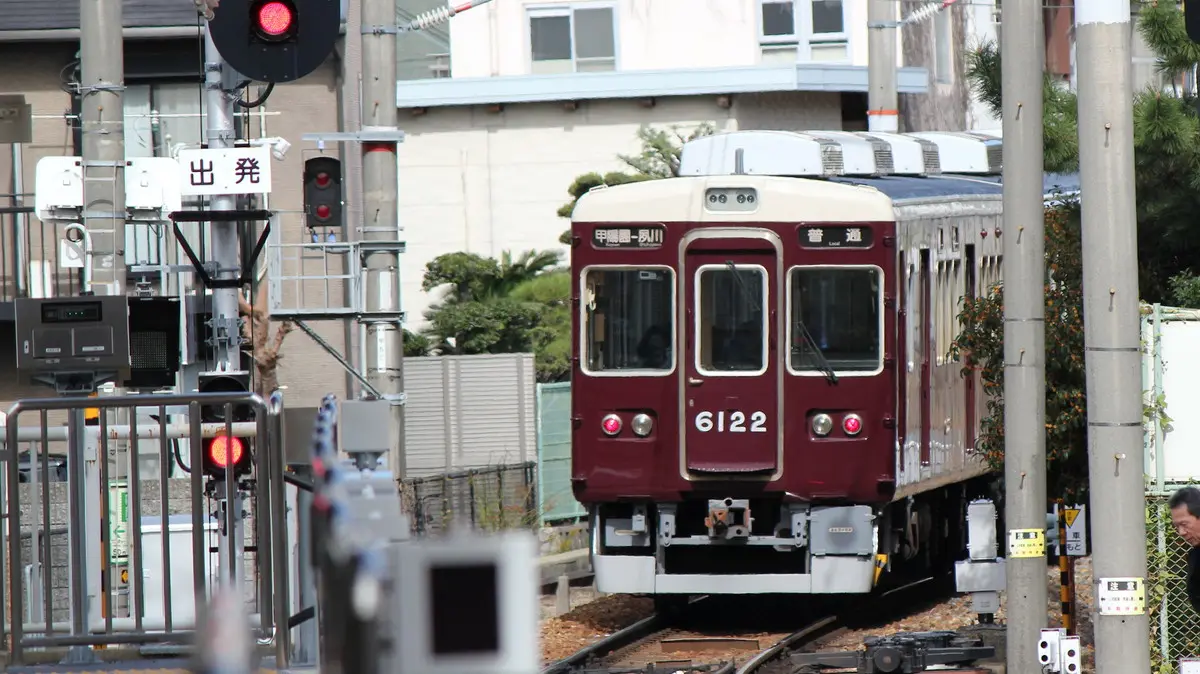夙川駅を出発した阪急甲陽線6000系電車