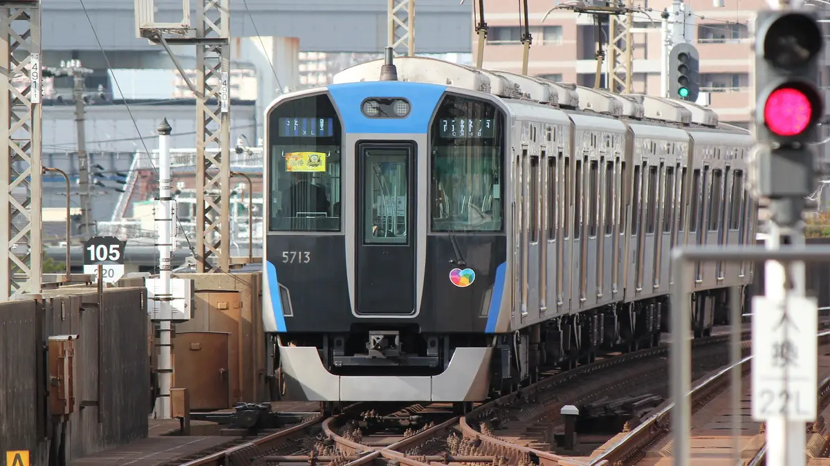 尼崎センタープール前駅を出発した阪神本線5700系電車