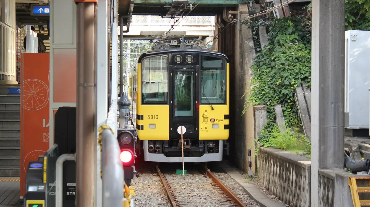 武庫川駅の車庫に停車中の阪神武庫川線5500系タイガース号