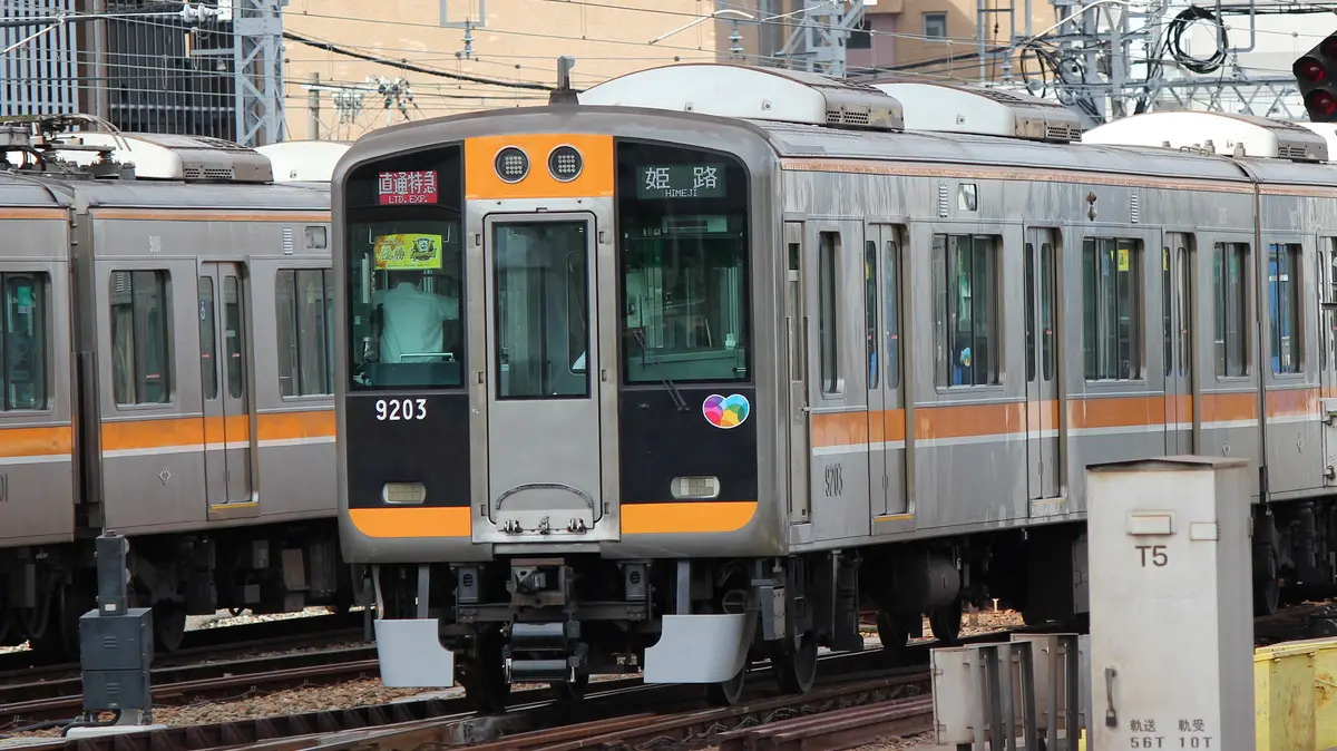 阪神尼崎駅を出発した阪神なんば線から直通の9000系電車