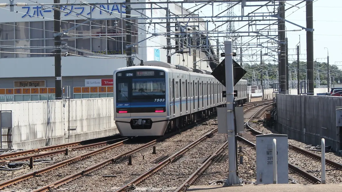 新鎌ヶ谷駅を出発した北総線7500形電車