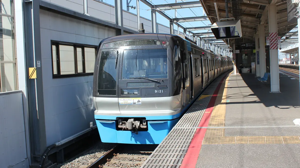 新鎌ヶ谷駅に停車中の北総線9100形電車