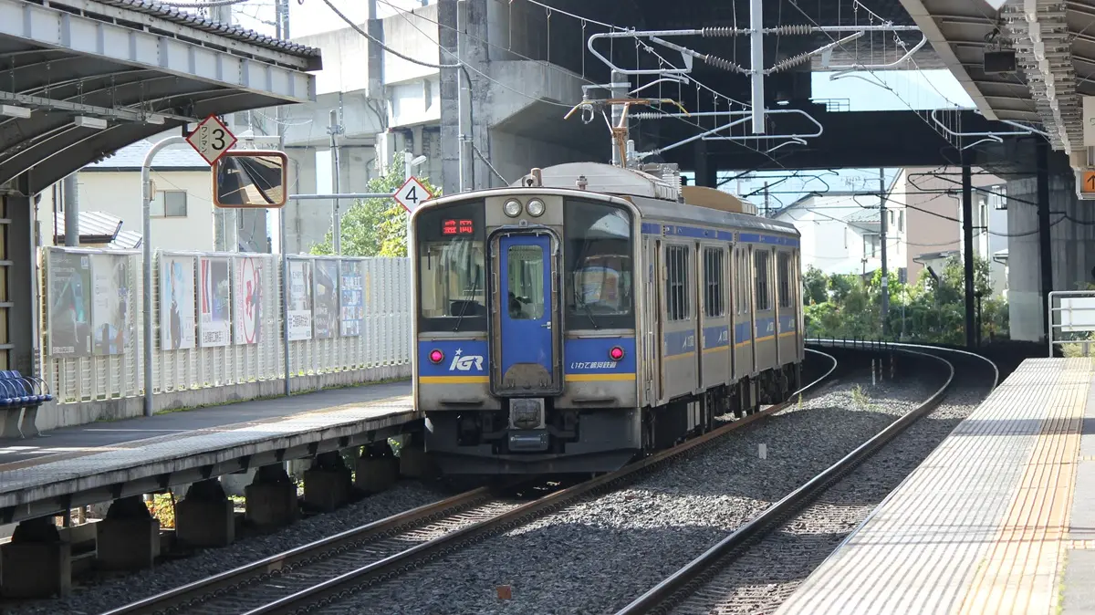 青山駅を出発したいわて銀河鉄道線IGR7000系電車