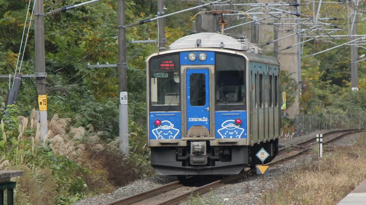 滝沢駅を出発したいわて銀河鉄道線IGR7000系電車