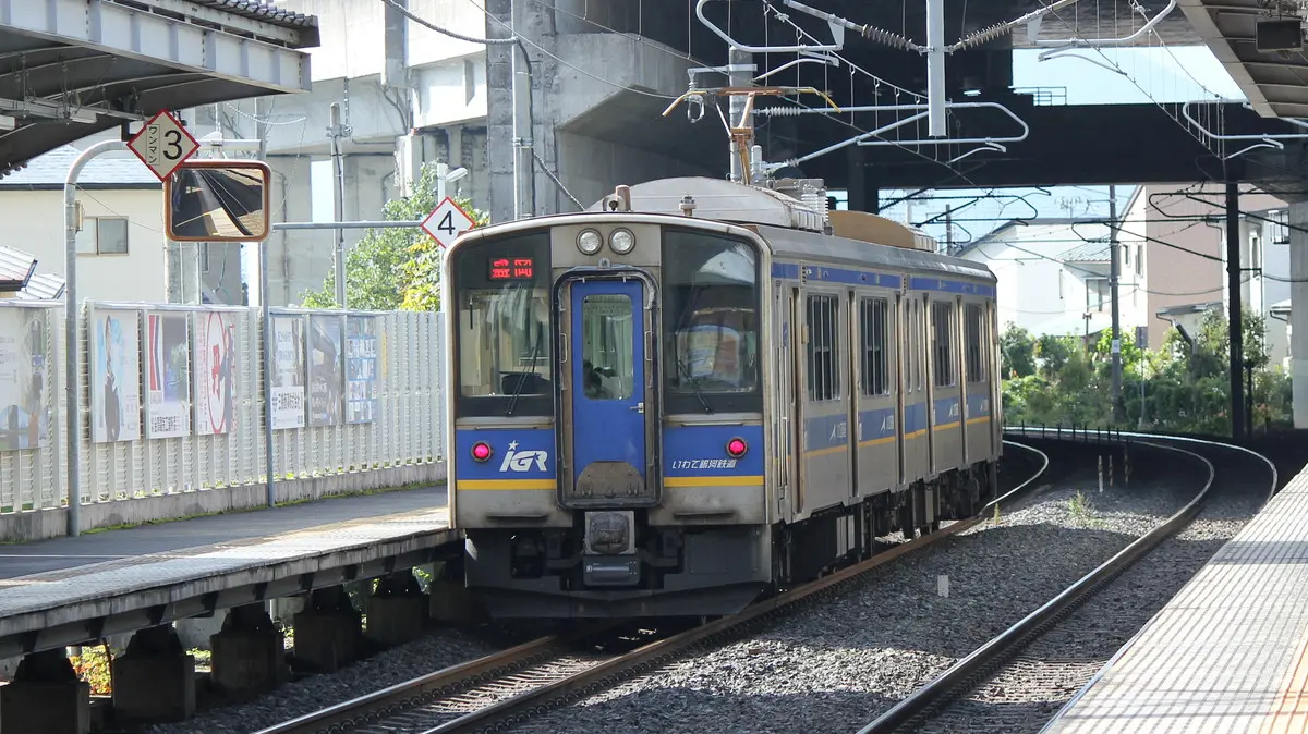 青山駅を出発したいわて銀河鉄道線IGR7000系電車