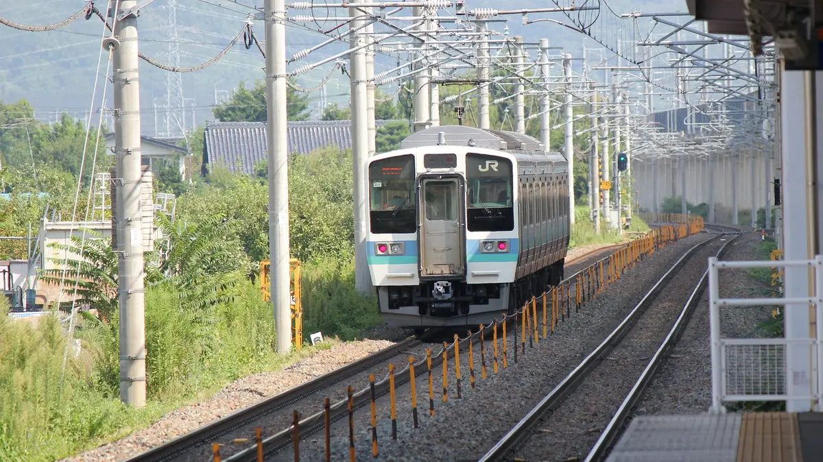 飯田線の快速みすず211系電車が直通先の今井駅を出発
