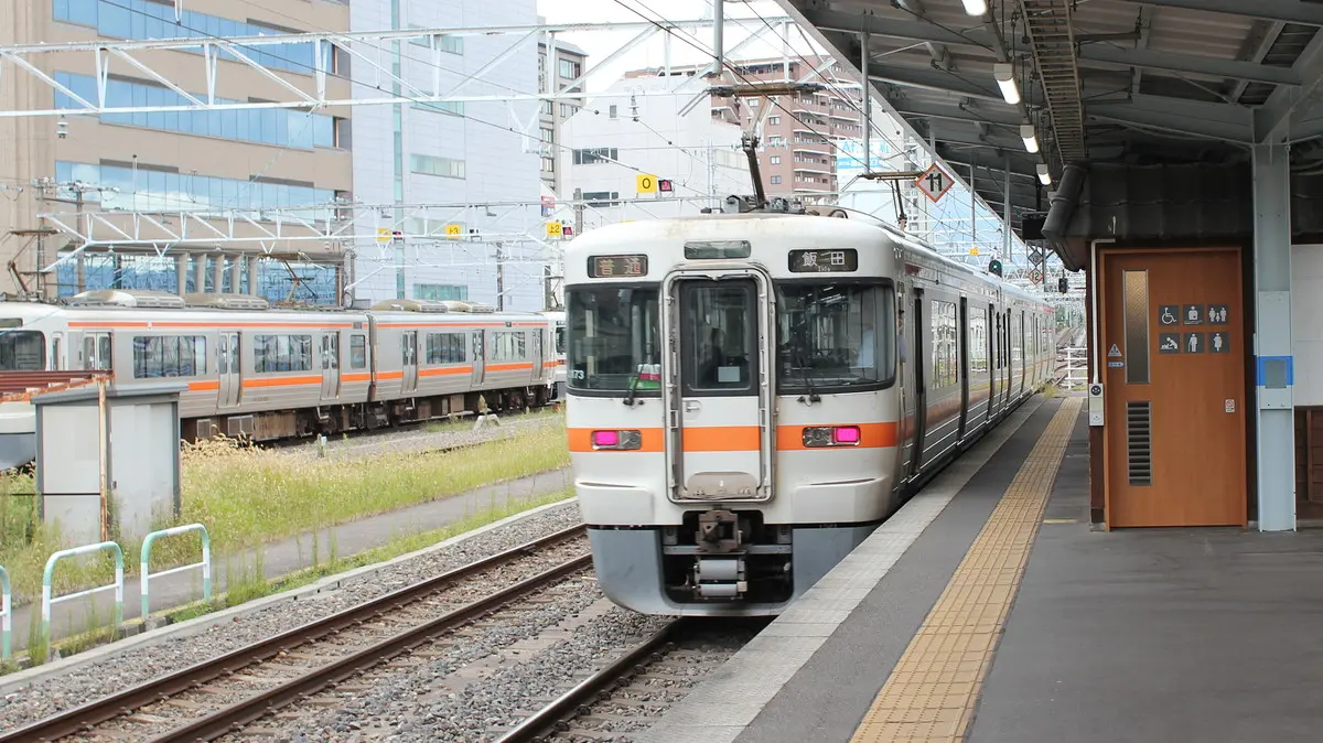 飯田線313系3000番台電車が乗入れ先の松本駅を出発