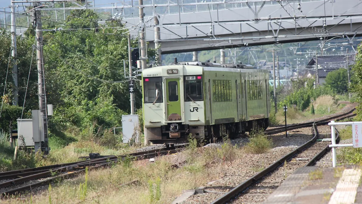 豊野駅を出発した飯山線キハ110系気動車