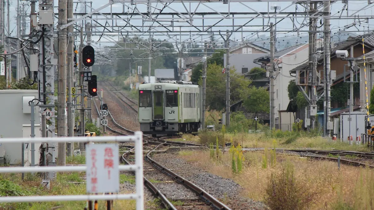 豊野駅から越後川口方面へ向かう飯山線キハ110系気動車