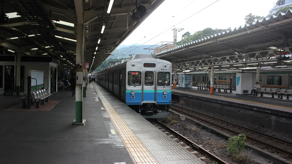 熱海駅で出発を待つ伊豆急行線8000系電車