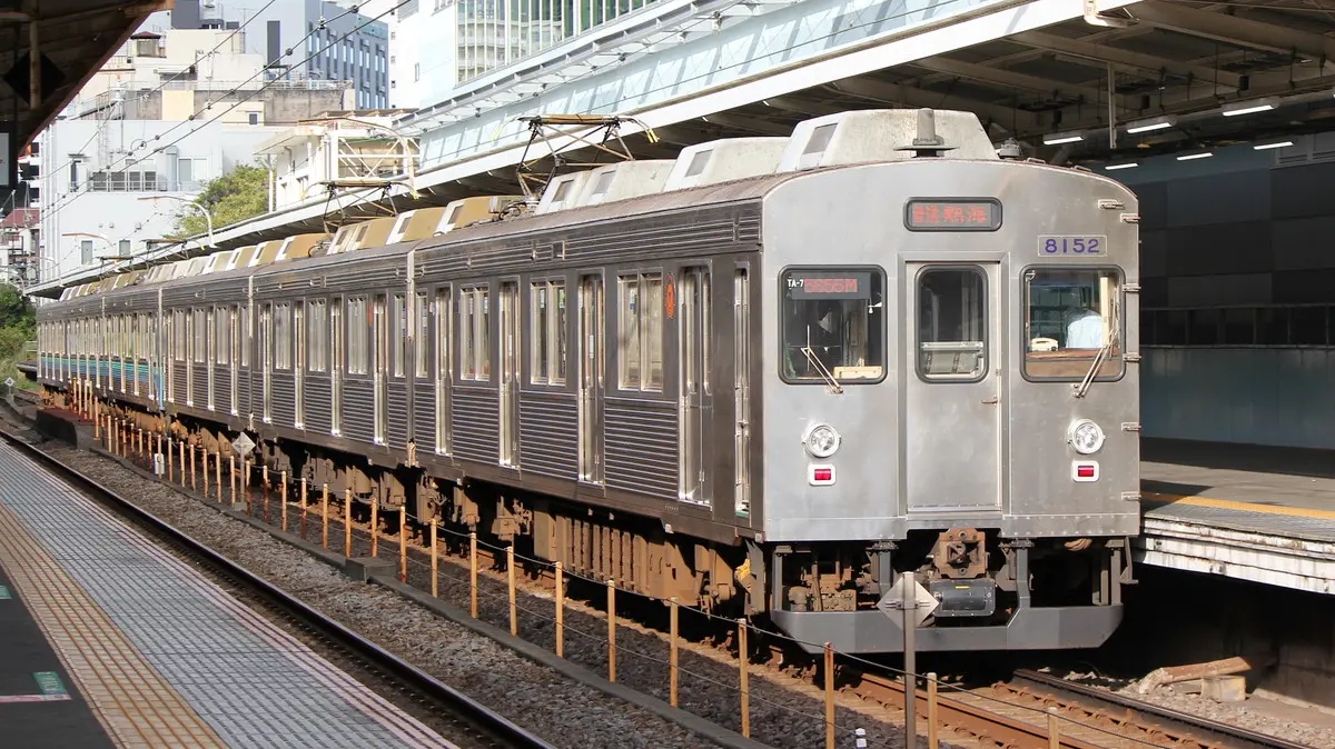 熱海駅に到着した伊豆急行線8000系電車
