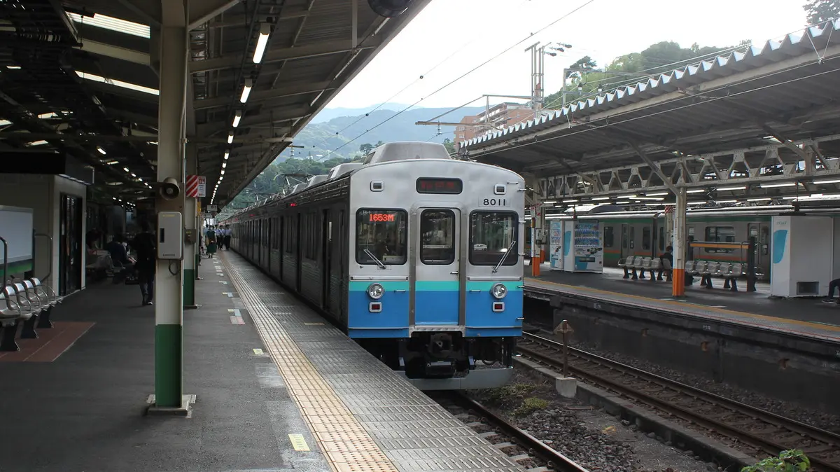 熱海駅で出発を待つ伊豆急行線8000系電車