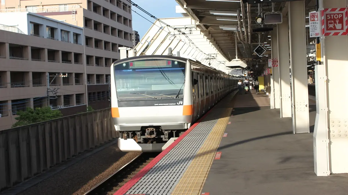 国立駅を出発したJR中央線快速E233系電車