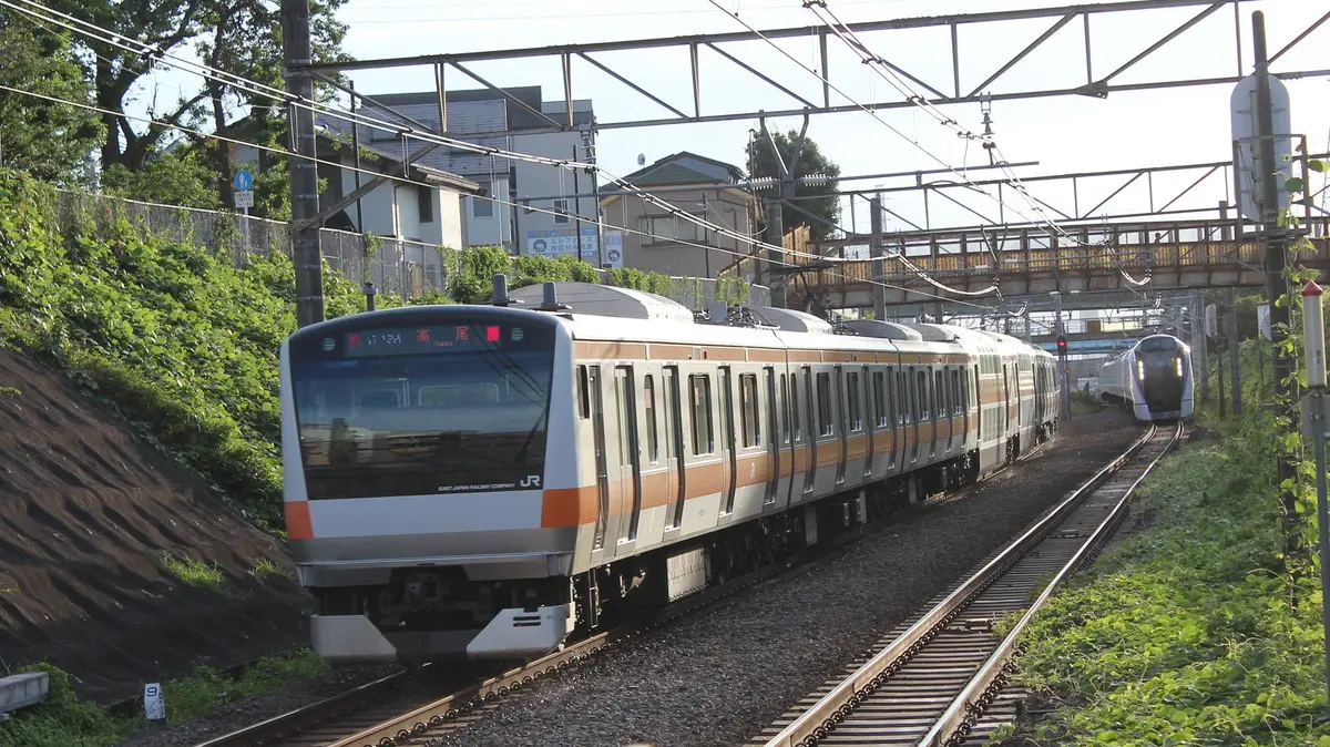 西国分寺駅を出発したJR中央快速線E233系電車