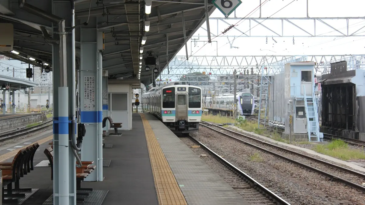 松本駅を出発した中央本線直通の211系電車