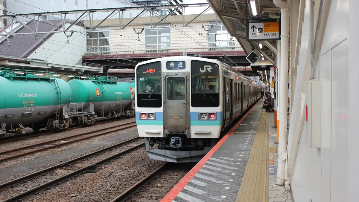 八王子駅で出発を待つ中央本線211系電車