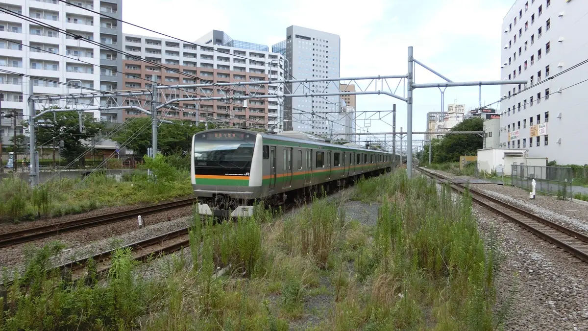 川崎駅を出発した上野東京ライン直通の伊東線E231系電車